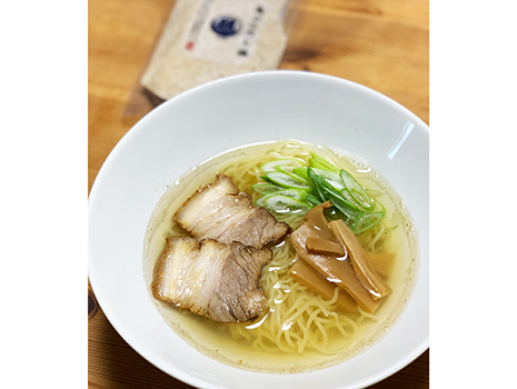 海岸線で人気の行列のラーメン店の味!