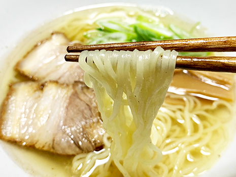 麺にしっかりからむ、あっさりとしつつも深いあご出汁