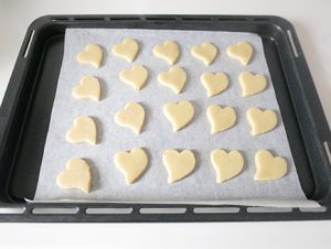 生地をラップで挟み、麺棒で5mm厚さに伸ばしてお好みのクッキー型で抜き、天板に並べる