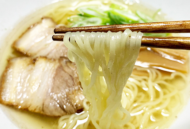 麺にしっかりからむ、あっさりとしつつも深いあご出汁