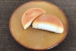 半分に切ると、クリームチーズ餡がみっちり。と思ったら、クリームチーズではなく、植物性油脂に乳製品を加味し、乳酸発酵させたオリジナルのチーズフィリングだそうです。