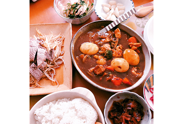 しんしんのステーキ＆もやし炒め、カレー、ライス、水菜と胸肉のサラダ、福神漬け・らっきょ・紅ショウガ。