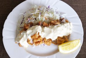 こちらは揚げたてに「チキン南蛮たれ」を全体にかけてなじませたところに、「タルタルソース」をたっぷりかけました。