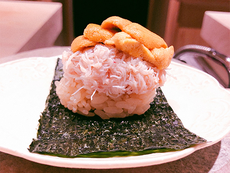 グリーンピースの餡をかけた、蛤の出汁を使った茶碗蒸しの色彩にうっとりしていると、酢飯・カニ・ウニの三段重ねで押し倒される。