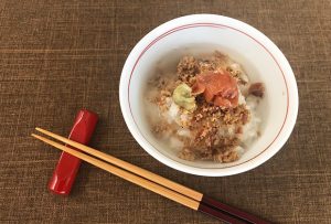 締めのお茶漬として、温かいご飯に「かつお花」、梅干し、わさびをのせて、熱いお湯をかけて、いただきました。