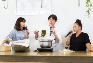 有名和食店のオーナーシェフ笠原さんを招いてのおだし道場では、昆布とかつお節から美味しい出汁をとる方法をご紹介。