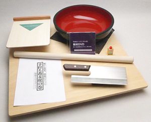東京・築地の蕎麦店開業をめざす人のためのそば教室「築地そばアカデミー」の井上明学長が監修する道具を扱う、川越蕎麦の会だからこそ提供できる本格的な入門セットです。