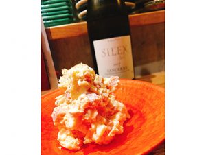 いつもポテサラとマカロニサラダを頼んでしまうので、一緒にしちゃえ！ というオーナー（「徳うち山」の工藤氏）の発想から生まれたらしい「マカポテサラダ」800円は、男のロマンだろう。