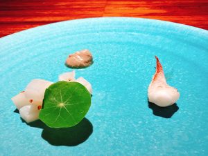 楠田さんのスパンスパン！ と胸に響くさすがな解説を聞きながら注がれるワインと、数多の食通を虜にした宮永シェフの料理。