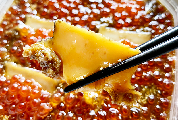 ほら、あわび! このまま口にダイレクトにいきたいとこですが、まずはオススメの食べ方からスタート。