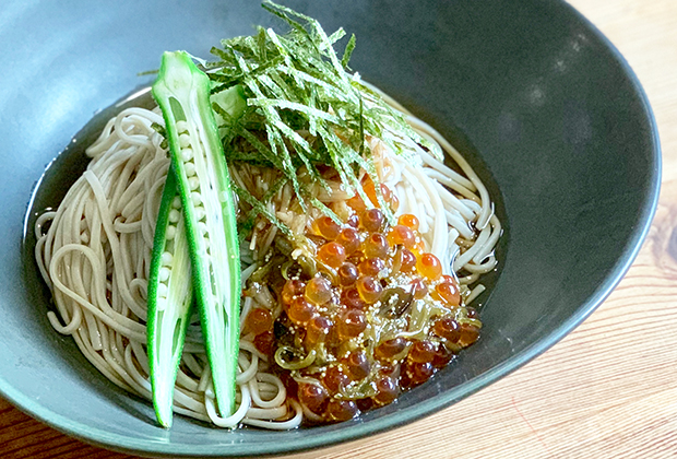モダン&高級なお蕎麦屋さんの限定メニューのイメージでつくってみましたが、お蕎麦の香りにめかぶがベストマッチ。