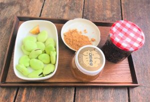 じろあめの優しい甘味と粘度を活かし作ったみたらし風のあましょっぱいタレを、低温蒸し煮でむっちりさせたそら豆に絡めました。