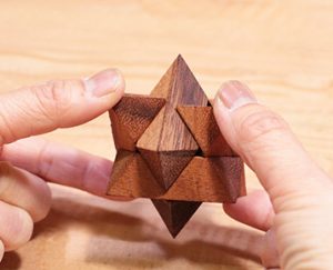 木製BOXに入った組み立て式の立体パズル。脳と手先を使うパズルは脳の活性化に効果大！