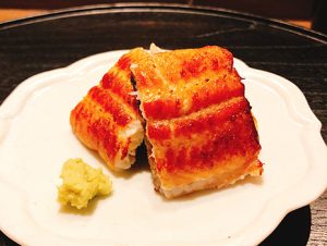 料理はシンプルだけれど、アオリイカの山わさび和えなど、センスのいい品が並ぶ。