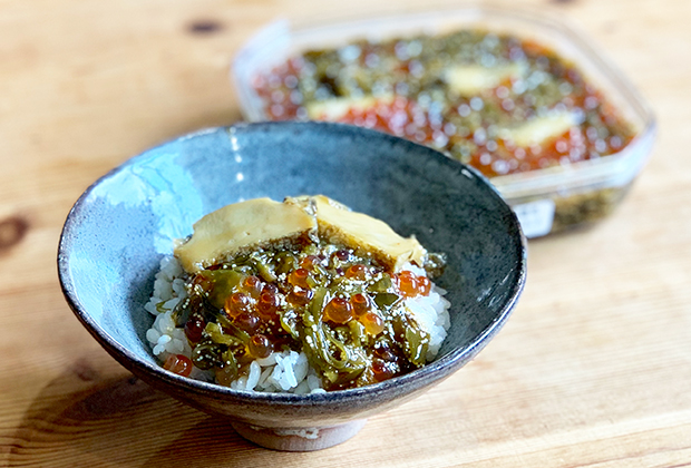 アツアツご飯に、とろっとめかぶとプチっといくら、贅沢なあわびが鎮座。