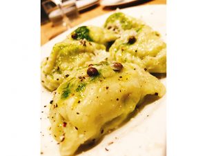 イタリア料理が主体だけれど、羊とセロリの餃子なんていうのもあり、ああもう、これは流行るよねえと納得。