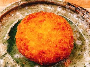 これをカニクリームコロッケと呼ぶのなら、今まで食べてきたのはクリームコロッケのカニ風味ということになってしまう。いいのかあんなに身を詰めて。