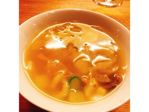 コース中盤で供される、金華ハムだけで塩味を出した上湯スープは素晴らしすぎた。