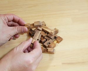木の手触りが心も温めてくれるナチュラルなパズル。見た目もオシャレなのでインテリアにもおすすめ。