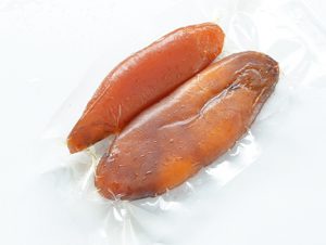 着色料や防腐剤を使わず、天然塩と天日干しだけで仕上げたという、本からすみ！