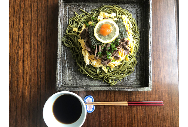 焼いて香ばしいおそば、錦糸卵と牛肉、めんつゆをつければ、間違いなしのおいしさです。ボリュームがあるので、ランチだけでなく夕食にもおすすめです。