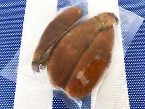 着色料や防腐剤を使わず、天然塩と天日干しだけで仕上げたという、本からすみ！