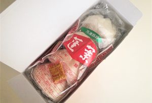 イートインで蒸し立てもいただけますが、冷凍の4個入りを購入しました。