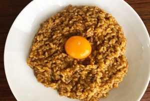 これで出来上がり、熱いうちに黄身を混ぜていただくのです。