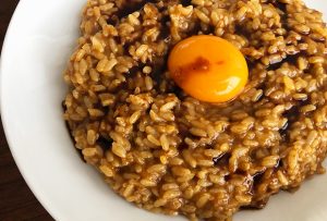 これに添付のウスターソースをかけると辛口になるので、私はかける派。