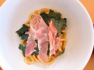 今度は納豆と海苔の上に生ハムをのせてみたら、「なにこの豪華なの！」と喜ばれる。