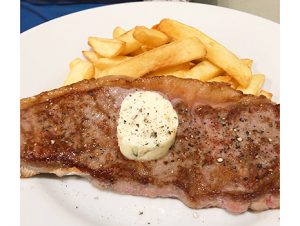 高い技術に支えられた美しい料理と、ステークフリットなどのビストロ料理が並列され、さらに〆にはルーロー飯まで！（こちらはお持ち帰りもOK）