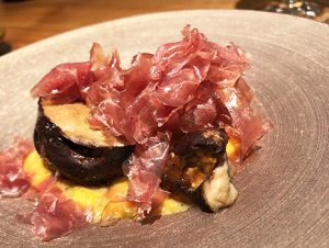 旬の素材を驚きの一皿にして供する、そのセンスと技術は脱帽しかない。