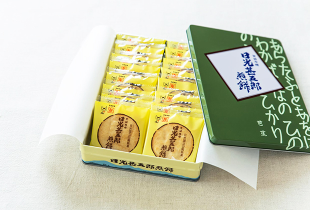 今回ご紹介するのは、栃木県日光東照宮のお膝元に店を構える、石田屋さんの『日光甚五郎煎餅』です。