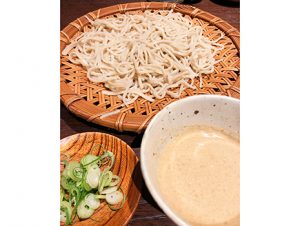 ゆったりとした時間の流れの中で、日本酒と肴を楽しむ。