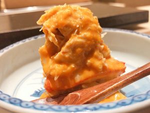 卵黄とにんにく醤油に三陸のかつおをのせた肴で、つい「酢飯も入れてください！」と叫びたくなる。