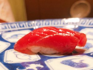 若くしてご主人にその才を見出された橋場さんの鮨も素晴らしく、こちらも予約は極めて困難。