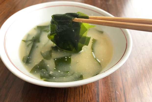 この歯応えのある食感。鳴門の渦潮にもまれ、病みつきのおいしさです。