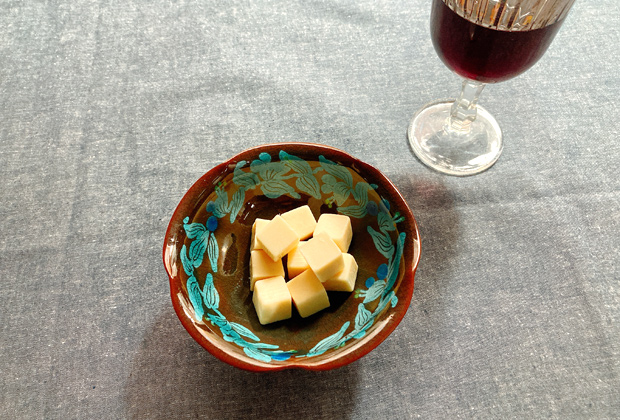 ホワイトはクリームチーズの味がほんのりするので赤ワインにもぴったり。日本酒にも合うから不思議