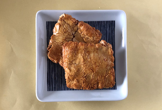 国産もち米と特製醤油で焼き上げた「本格おかき」。自然なひびがおいしさの秘密。