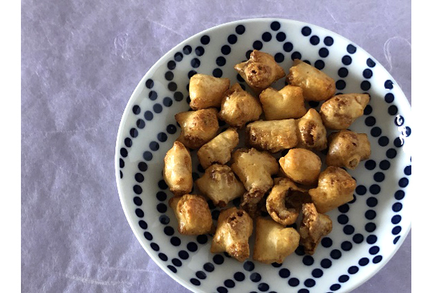 ひと口サイズで食べやすい「ころ助　濃い醤油味」。後引くおいしさで、ビールにもピッタリ。