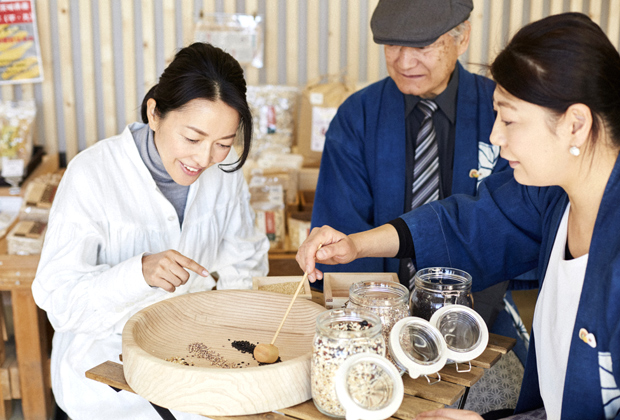 雑穀それぞれの栄養価や特徴のことを教えていただきました。雑穀は、普通のお米と一緒にいただくことで栄養価が何倍にもなる一石二鳥（当店の場合は一石十八鳥！）の食材です。