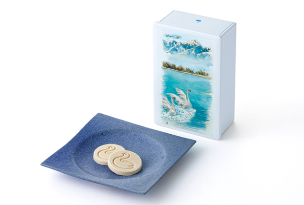 「白鳥の湖」は、品薄になるほどの人気。缶のパッケージの絵は、地元松本の作家、柳沢健の作品。