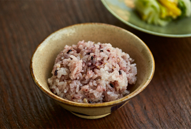 「純国産18種 osekkai雑穀米」で炊いたごはん。ピンクがかった色がかわいらしく、もちもち、ぷちぷち、しゃきしゃきと、いろいろな食感が楽しめます。