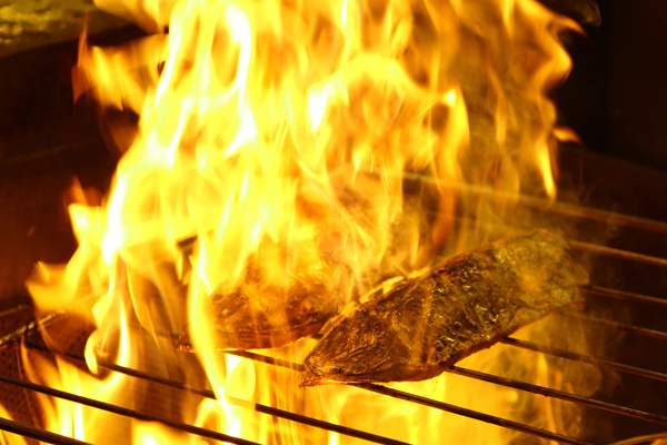 表面を強火で炙ることでうまみと香ばしさが増す。
