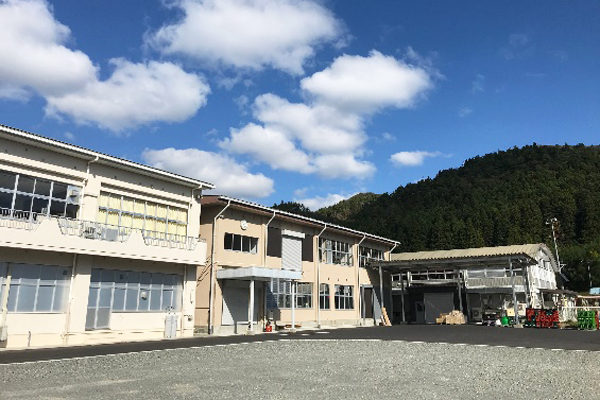 白山小学校の跡地に移築した製造場。2021年10月から稼働している。