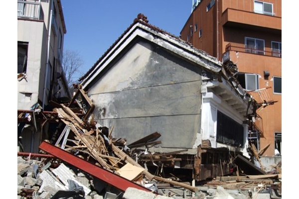 東日本大震災で全壊した店舗。