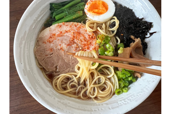 神社で厄よけ祈願されたラーメンは縁起物としても話題です。