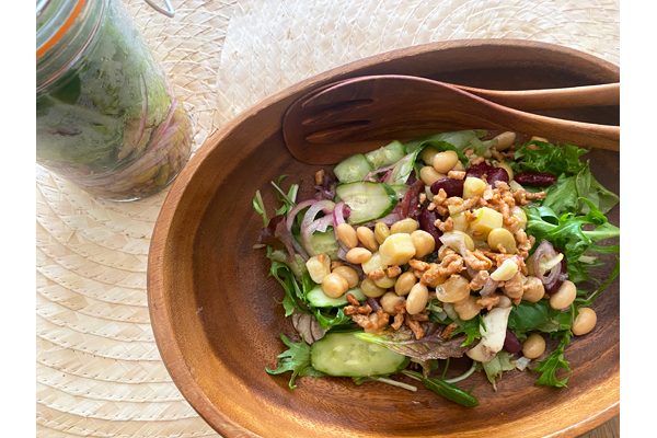 野菜にトッピングするだけでおしゃれなサラダに