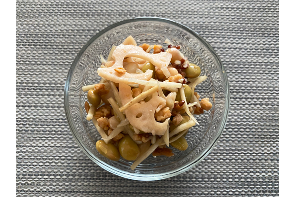 「根菜ミックス」には、白いんげん豆、青大豆、ごぼう、れんこん、赤米、大豆ミートが。