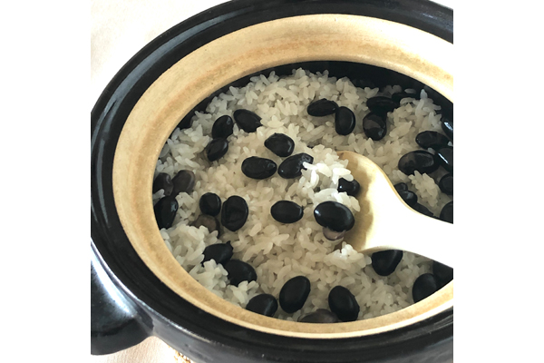 お米に混ぜて炊くだけで簡単にできあがる、「黒豆ご飯の素」